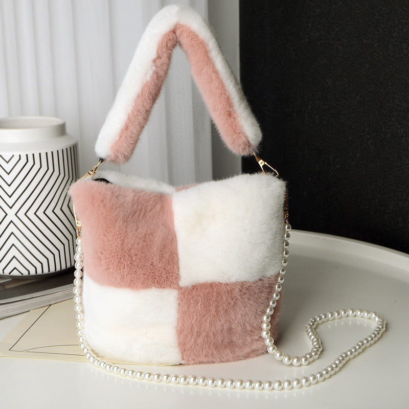 Checkerboard Plush Bucket Bag With Pearl Chain Design Winter Fashion Luxury Handbags For Women Personalized Shopping Shoulder Bags